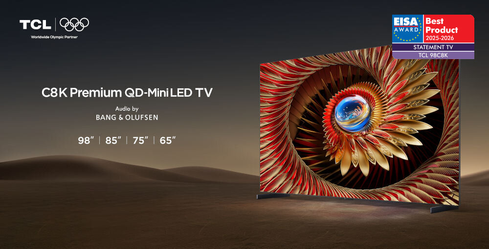 Telewizor TCL 98C8K - Zanurz się w kinowym świecie, telewizor po skosie na pustyni