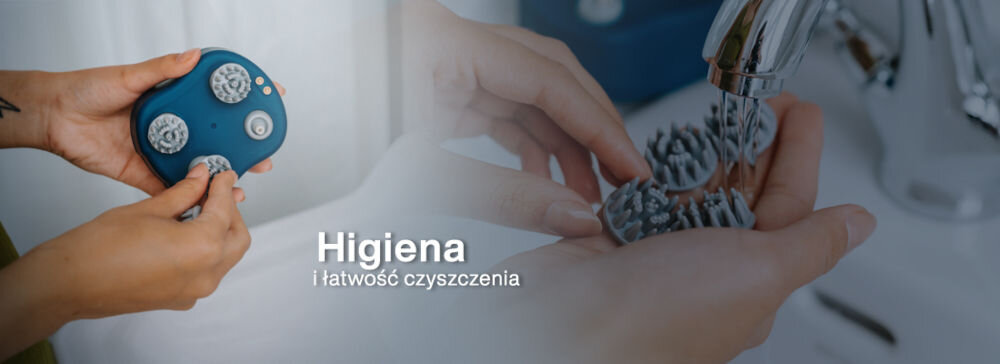 Osoba trzyma masażer z trzema szarymi głowicami, a obok widoczne jest mycie jednej z głowic pod bieżącą wodą. Na obrazie znajduje się tekst: \'Higiena i łatwość czyszczenia\'.
