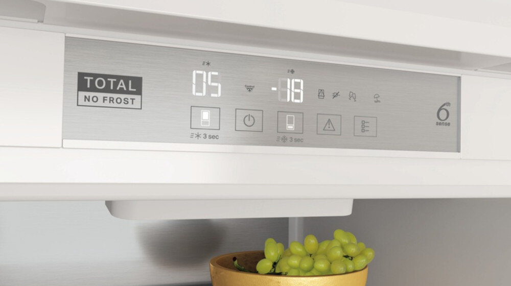 Lodówka WHIRLPOOL WHC18 T311 wyświetlacz 