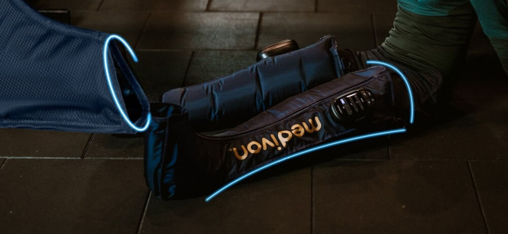 Masażer do nóg MEDIVON Aeria antyalergiczny łatwy do czyszczenia materiał eleganckie granatowe wykończenie komfort higiena użytkowania wytrzymałe opinające komory powietrzne efektywny masaż od stóp po uda do różnych sylwetek dla osób o wzroście od 160-195 cm 