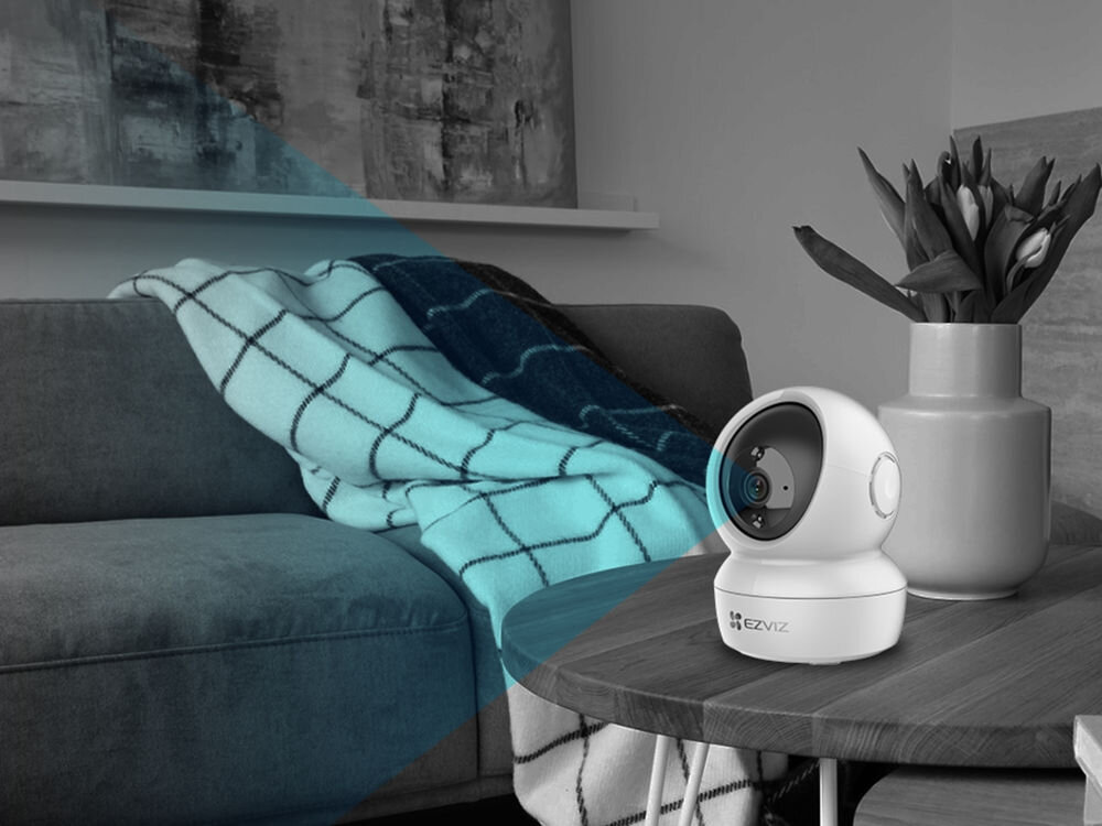 Kamera EZVIZ H6C PRO 3K - Wyraźny obraz nawet w nocy, kamera postawiona na stoliku, obok sofy