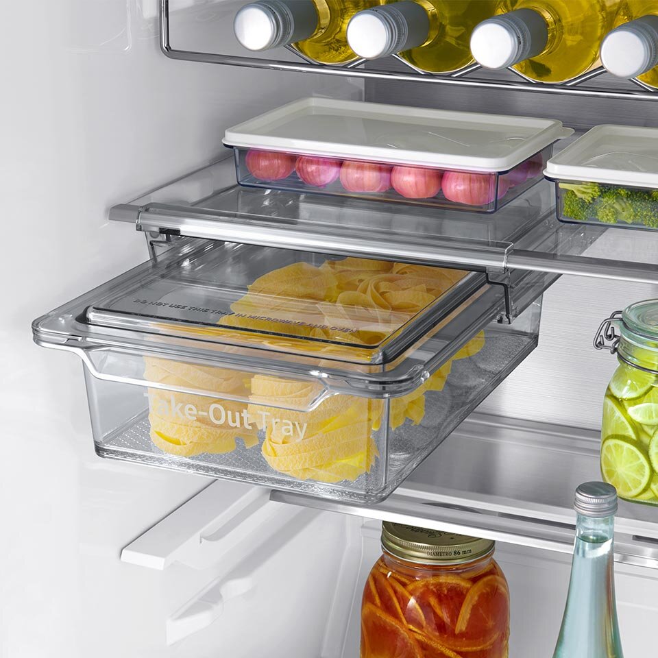 Zbliżenie na pojemnik Take Out Tray, w którym znajduje się świeży makaron