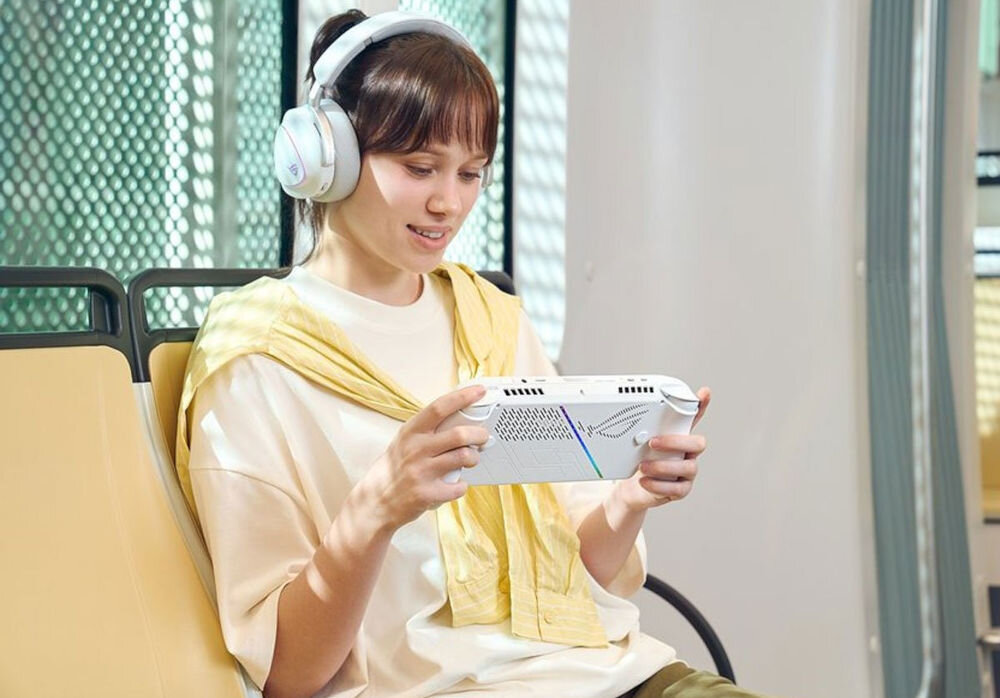 ASUS ROG Xbox Ally RC73YA biały kobieta siedząca w słuchawkach i grajaca na konsoli Wi-Fi 6E Bluetooth 5.4 łączność bezprzewodowa stabilne szybkie połączenia sieciowe