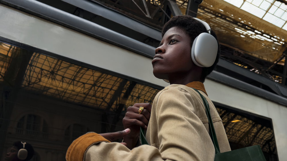 APPLE AIRPODS MAX szczegółowy dźwięk przetwornika minimalizować zniekształcenia czysty i pełen detali