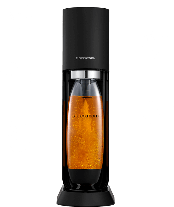 Czarny saturator z przezroczystą butelką wypełnioną pomarańczowym napojem, z widocznym logo \'sodastream\'. Wokół urządzenia znajdują się ikony przedstawiające różne funkcje i elementy obsługi.