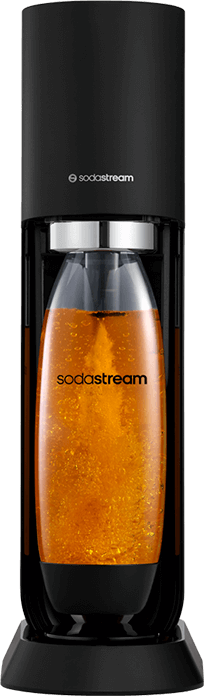 Czarny saturator z przezroczystą butelką wypełnioną pomarańczowym napojem. Na urządzeniu widoczne jest logo \'sodastream\'.