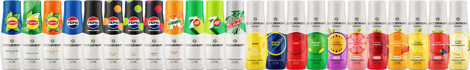 Na obrazie widocznych jest wiele butelek z różnymi etykietami, każda z logo \'SODASTREAM\'. Etykiety przedstawiają różne smaki napojów, takie jak cytryna, cola, pomarańcza i inne.