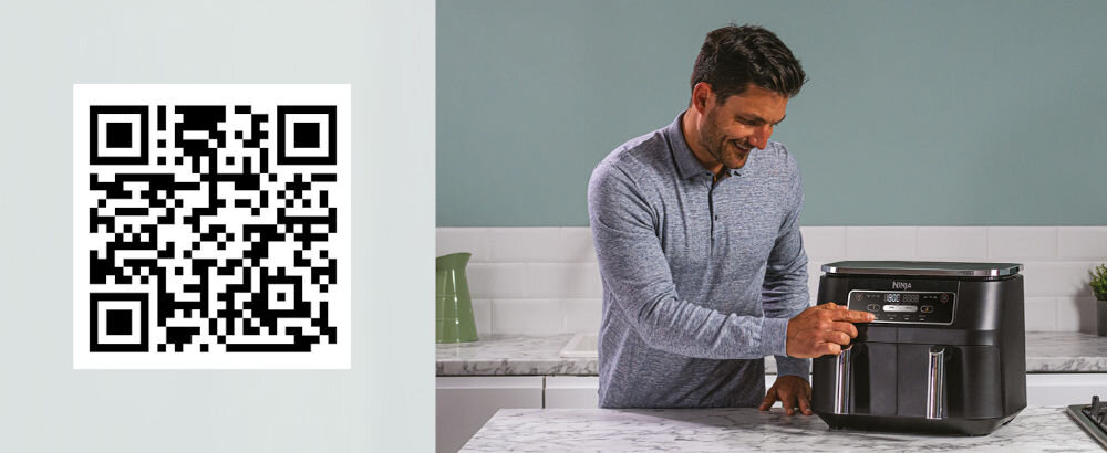 Air Fryer Frytkownica beztłuszczowa NINJA AF200EU z podwójnym koszem kod QR mężczyzna naciskający guziki frytkownica kuchenne tło uśmiechnięty mężczyzna dwa kosze ulubione potrawy w domu proste gotowanie pełnowartościowe zdrowe dania przepisy dołączona książeczka soczyste pieczenie chrupiący kurczak aromatyczne burgery puszyste bułeczki wyśmienite ciasta wiele więcej gotowanie z przyjemnością