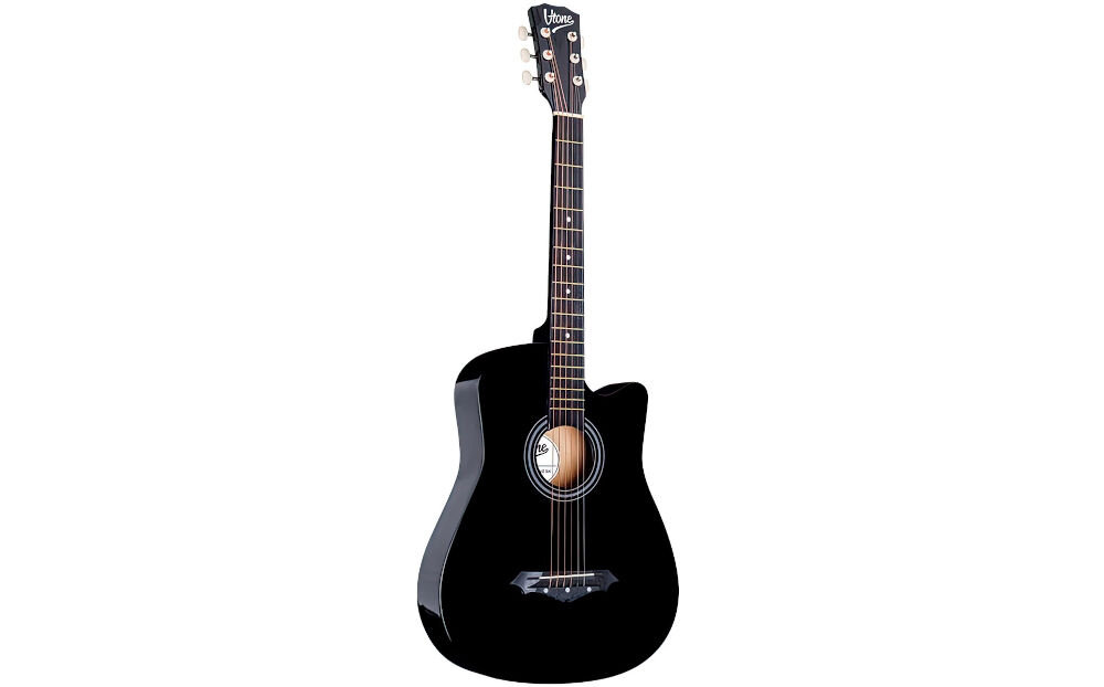 Gitara V-TONE AG One pokrowiec pasek zapasowe struny zestaw akcesoriów, gitara akustyczna po skosie na białym tle