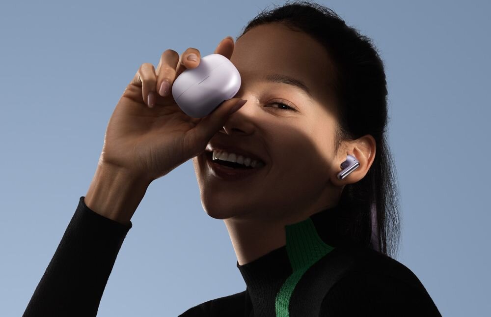 Słuchawki Redmi Buds 6 Pro czas pracy czas dzialania zasilanie - kobieta z sluchawkami w rece