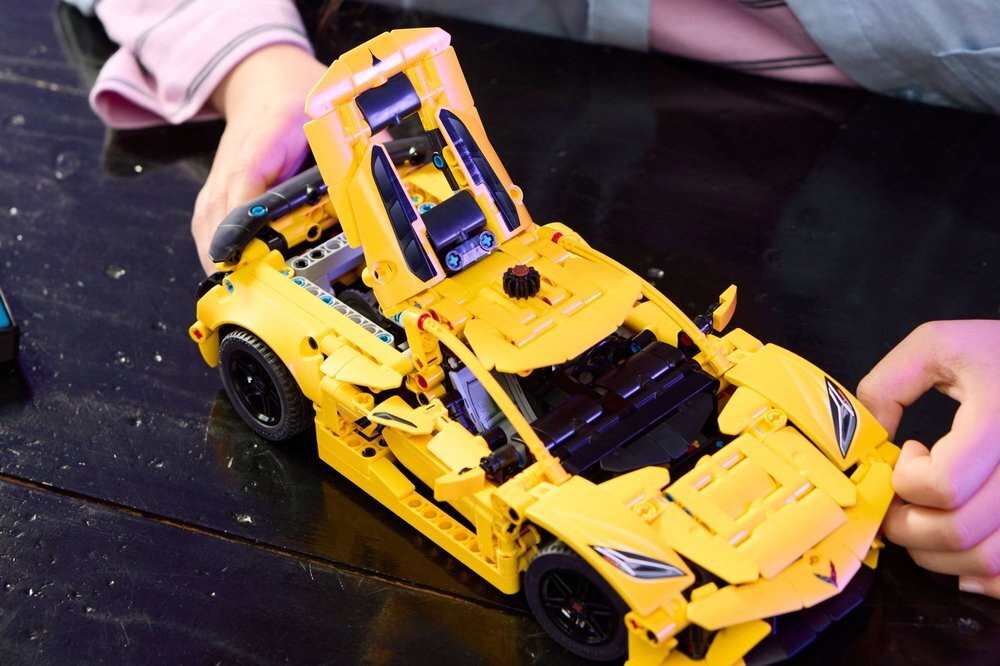 LEGO 42205 Technic Chevrolet Corvette Stingray ruchomy ośmiocylindrowy silnik, mechanizm różnicowy oraz otwierane drzwi układ kierowniczy 