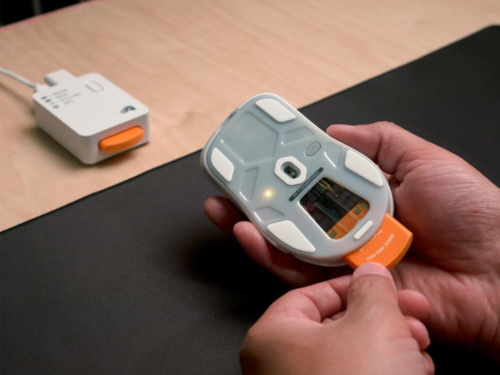 Glorious Gaming Model D3 systemem InfinitePlay dwa wymienne akumulatory stabilną łączność 2,4 GHz - Prezentacja wymiennych baterii