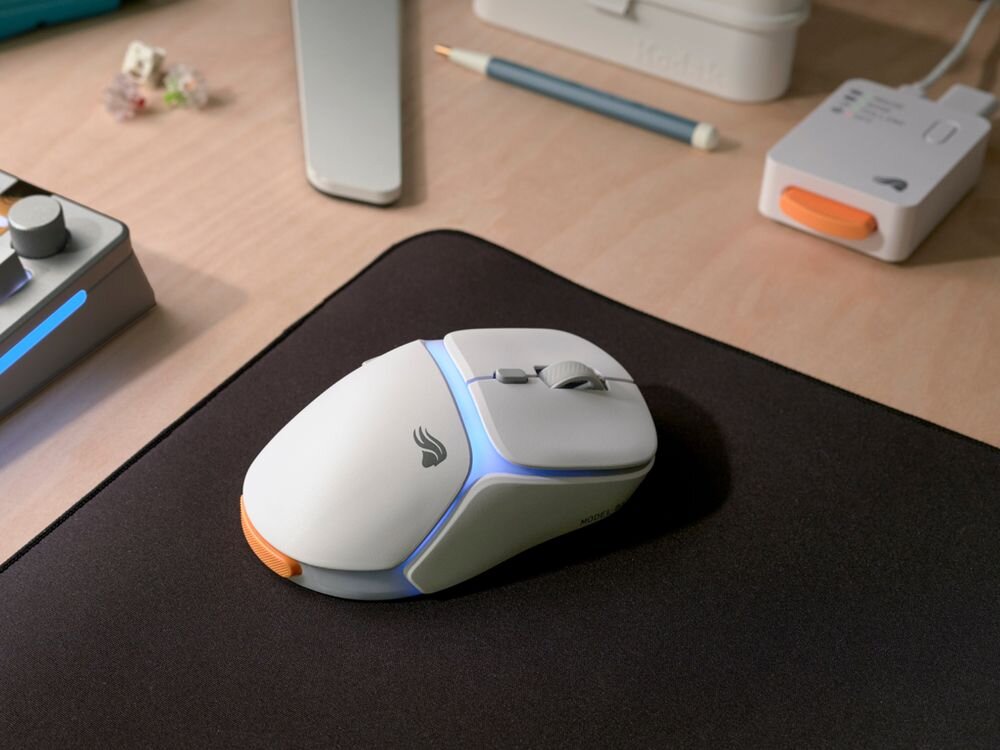 Glorious Gaming Model D3 przełączniki optyczne 130 milionów kliknięć Technologia optyczna zmniejsza ryzyko wystąpienia podwójnych kliknięć -  mysz leżącą na biurku