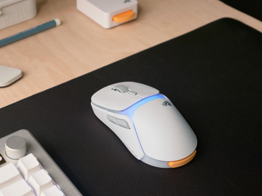 GLORIOUS Model O3 RGB - mysz na podkładce obok klawiatury