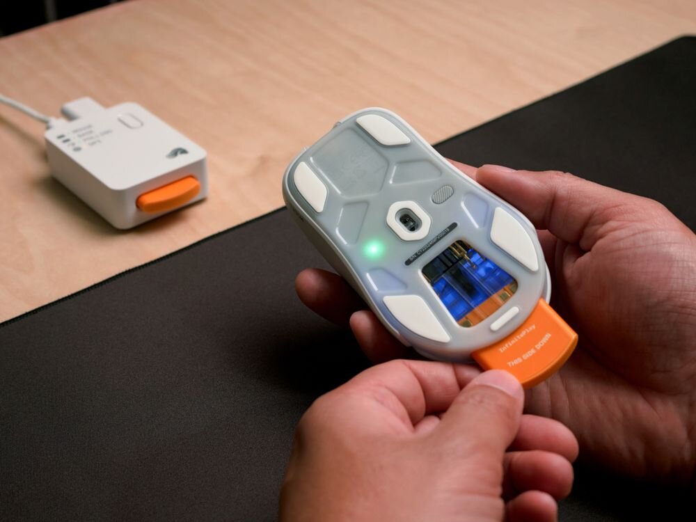 Glorious Gaming Model O3 systemem InfinitePlay dwa wymienne akumulatory stabilną łączność 2,4 GHz - Prezentacja wymiennych baterii