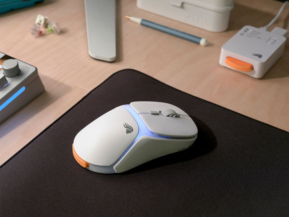 Glorious Gaming Model O3 przełączniki optyczne 130 milionów kliknięć Technologia optyczna zmniejsza ryzyko wystąpienia podwójnych kliknięć -  mysz leżącą na biurku