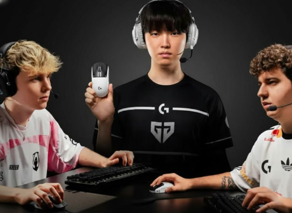 LOGITECH G Pro X2 Superstrike LOGITECH G Pro X2 Superstrike ponad setką zawodników e-sportowych z drużyn NAVI, G2, GEN.G czy FlyQuest RED ligi VCT Americas Stage 2 - 3 mężczyzn na zdjęciu trzymających urządzenie