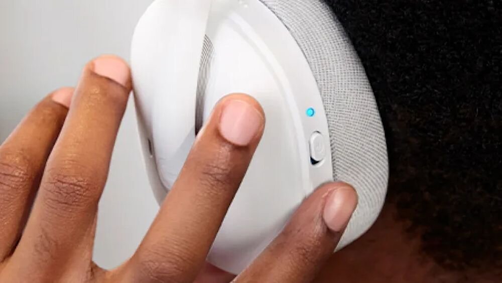 Słuchawki LOGITECH G325 Lightspeed Bluetooth szybkie parowanie Discord urządzenia mobilne, osoba z założonymi słuchawkami