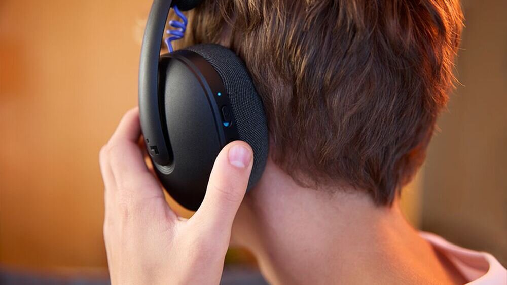 Słuchawki LOGITECH G325 Lightspeed 212 g lekkie nauszniki oddychająca dzianina, osoba z założonymi słuchawkami