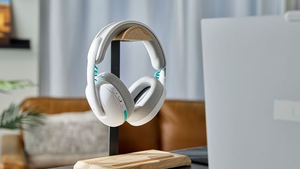 Słuchawki LOGITECH G325 Lightspeed 30 m zasięgu ponad 24h bateria, słuchawki powieszone na stojaku
