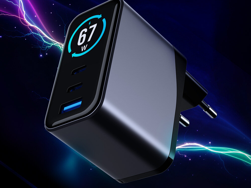 Czarna ładowarka sieciowa 67W z trzema portami USB i wtyczką europejską w rzucie bocznym.