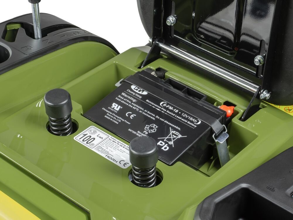 Traktor ogrodowy HORX MEX TS 186 M D452 860mm 9.2kW, rozruch, akumulator, wygoda, sterowanie, Zbliżenie na tylny hak holowniczy oraz bolec zabezpieczający w traktorku kosiarce.