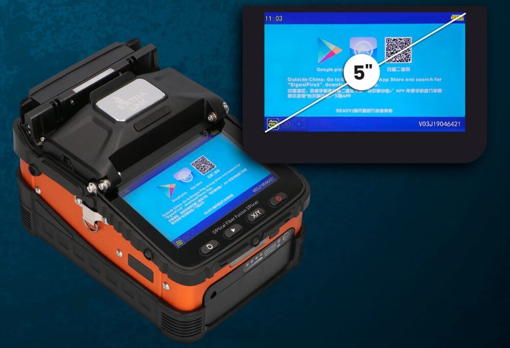 Spawarka światłowodowa EXTRALINK AI-5 Pro Pomarańczowo-czarna spawarka światłowodowa na ciemnoniebieskim tle, z ekranu urządzenia wychodzi powiększenie pokazujące interfejs aplikacji do pobrania z kodem QR, obok powiększenia umieszczono białe koło z napisem '5