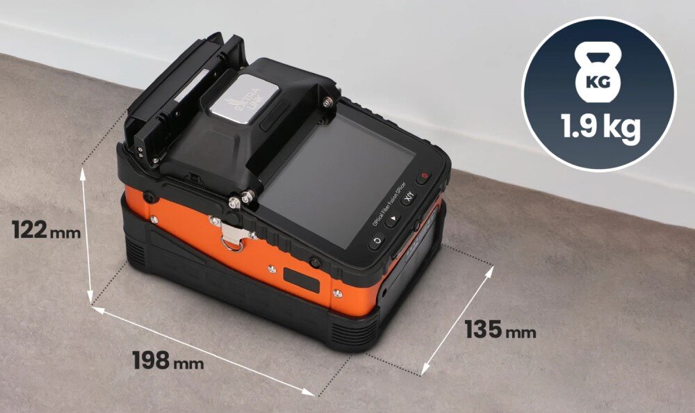 Spawarka światłowodowa EXTRALINK AI-5 Pro Pomarańczowo-czarna spawarka światłowodowa z ekranem ujęta pod kątem na szarym tle, obok urządzenia znajdują się białe strzałki i opisy wymiarów: 122 mm wysokości, 198 mm długości i 135 mm szerokości, w prawym górnym rogu widać granatowe koło z ikoną odważnika i napisem '1.9 kg'