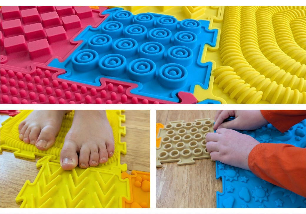 Mata sensoryczna ORTOPEDEK Zestaw mat 910176 (15 elementów) Wielokolorowy Zestawienie zdjęć prezentujących detale maty Ortopedek: niebieskie i żółte puzzle z różną fakturą, stopy dziecka na macie oraz proces łączenia elementów ścieżki sensorycznej.