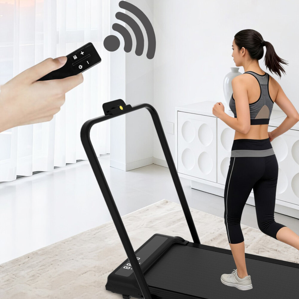 Bieżnia elektryczna EXTRALINK Moonwalk Flux EX.91414 12km-h pokój osoba biegnie na bieżni ustawionej w pokoju obok zdjęcie ze zbliżeniem dłoni w której osoba trzyma pilot zakres prędkości 1–12 km/h dopasowanie tempa do aktualnej formy i celu treningowego elastyczność regulacja odbywa się pilotem