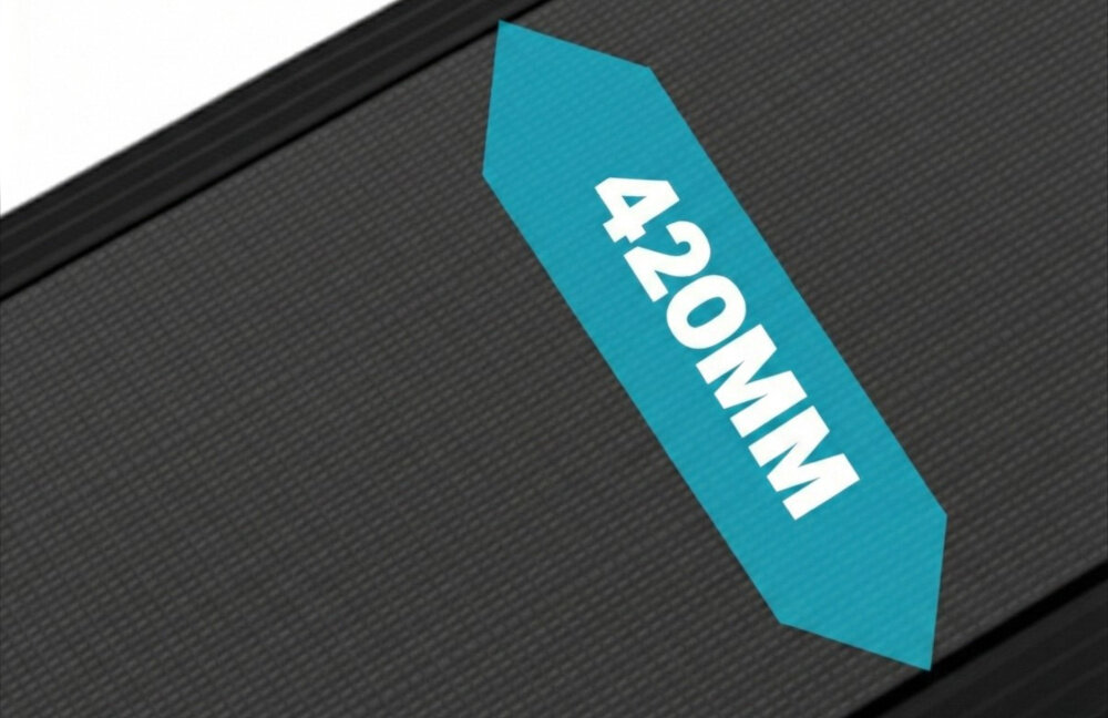 Bieżnia elektryczna EXTRALINK Moonwalk Flux EX.91414 12km-h zbliżenie na pas bieżny napis 420 mm pas biegowy o wymiarach 42 x 105 cm przestrzeń do swobodnego i naturalnego kroku stabilność podczas marszu, truchtu i szybszego biegu bezpieczeństwa