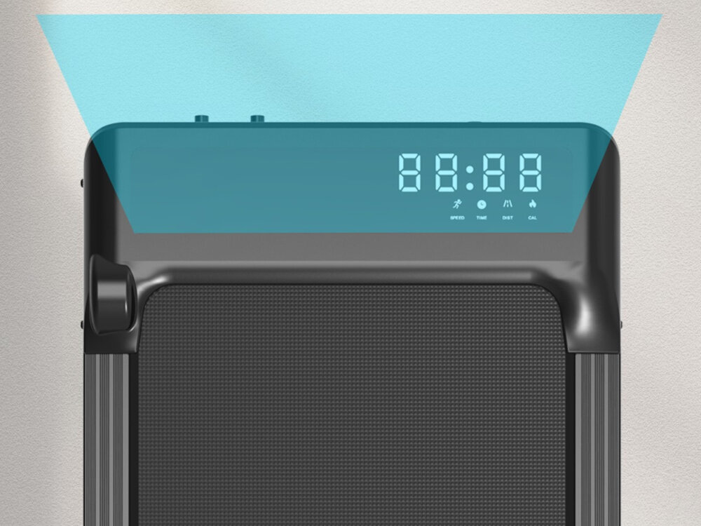 Bieżnia elektryczna EXTRALINK Moonwalk Flux EX.91414 12km-h zbliżenie na wyświetlacz podświetlony na niebiesko widok z góry czytelny wyświetlacz LED pokazuje czas, prędkość, dystans oraz spalone kalorie obsługa pilotem z funkcją startu jednym przyciskiem poręczny pilot zasilany dwiema bateriami AAA