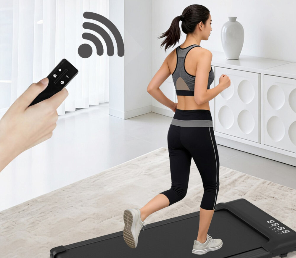 Bieżnia elektryczna EXTRALINK Moonwalk Luna EX.91377 6km-h pokój osoba biegnie na bieżni ustawionej w pokoju obok zdjęcie ze zbliżeniem dłoni w której osoba trzyma pilot zakres prędkości 1–6 km/h dopasowanie tempa do aktualnej formy i celu treningowego elastyczność regulacja odbywa się pilotem