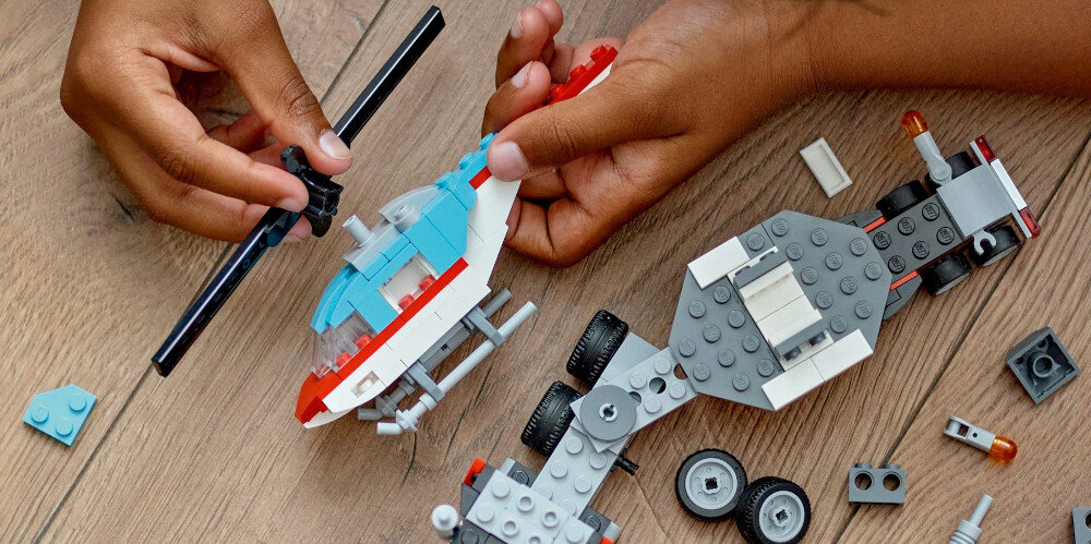 KLOCKI LEGO CREATOR 3IN1 CIĘŻARÓWKA Z PLATFORMĄ I HELIKOPTEREM 31146 Wymyślanie historii