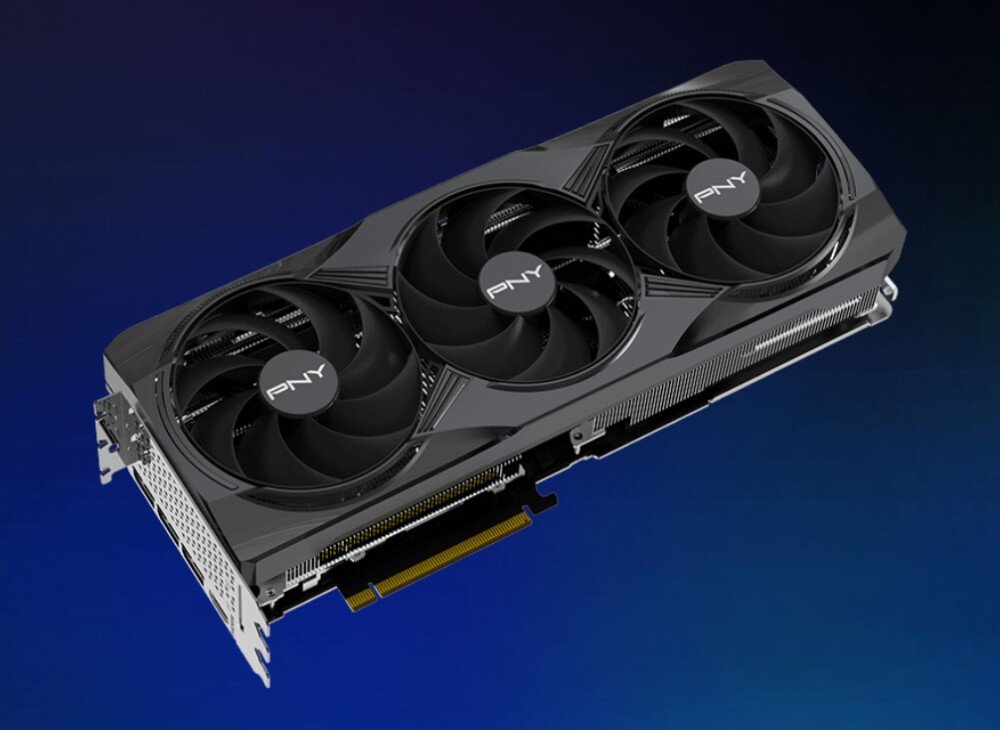 Komputer MAD DOG GeForce RTX5070 DLSS 4 Reflex Edition 2 ENDORFY500ARGB-I24WR32WP Trójslotowa karta graficzna PNY z trzema dużymi wentylatorami na czarnym radiatorze, pokazana z boku pod lekkim kątem na ciemnym, niebieskim tle