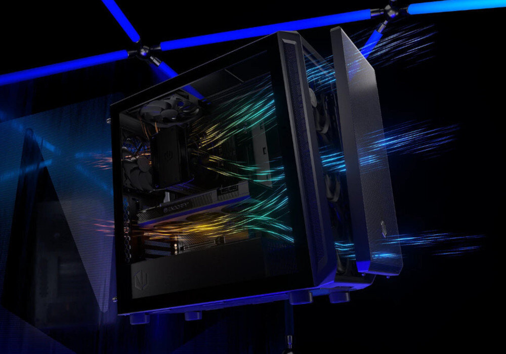 Komputer MAD DOG GeForce RTX5070 DLSS 4 Reflex Edition 2 ENDORFY500AIR-I24WB32WP Widok na komputer od boku z widocznymi podzespołami oraz z wizualizacją przepływu powietrza, obudowa, wygląd, wentylacja, porty