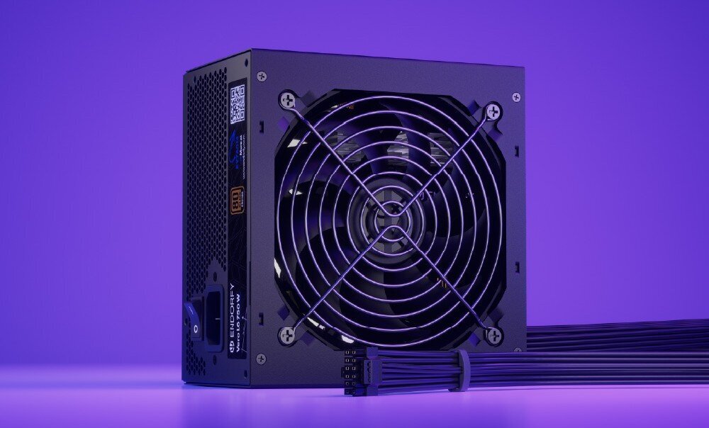 Komputer MAD DOG GeForce RTX5070 DLSS 4 Reflex Edition 2 ENDORFY500ARGB-34DR32 Front zasilacza z widocznym wentylatorem osłoniętym drucianym grillem oraz wychodzącą wiązką czarnych płaskich przewodów, opis