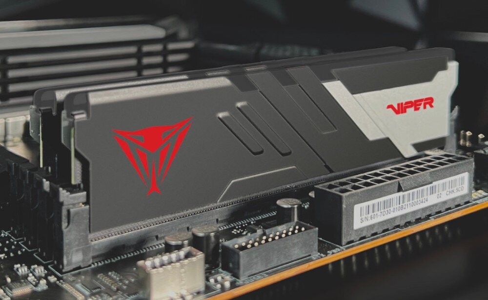 Komputer MAD DOG GeForce RTX5070 DLSS 4 Reflex Edition 2 ENDORFY500ARGB-34DR32 Dwie kości pamięci RAM zamontowane w płycie głównej komputera, z widocznym logiem 'VIPER' i złączami na dole, pamięć, taktowanie, opóźnienia, podkręcenie