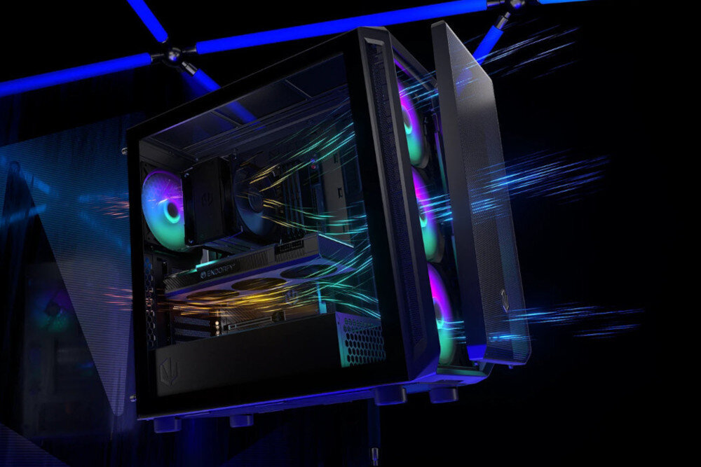 Komputer MAD DOG GeForce RTX5070 DLSS 4 Reflex Edition 2 ENDORFY500ARGB-A34WR32WH Widok na komputer od boku z widocznymi podzespołami oraz z wizualizacją przepływu powietrza, obudowa, wygląd, wentylacja, porty