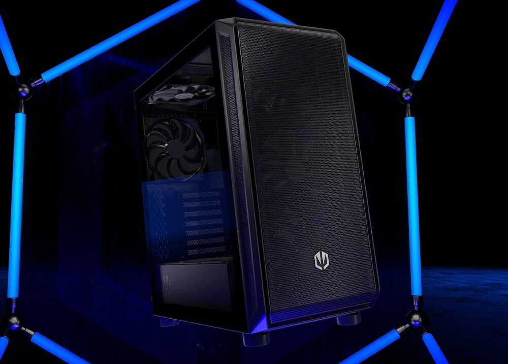 Komputer MAD DOG GeForce RTX5070 DLSS 4 Reflex Edition 2 ENDORFY500AIR-A34DB32 Obudowa komputera z zamontowanymi wentylatorami. Całość utrzymana w ciemnej kolorystyce na tle z niebieskimi akcentami świetlnymi, przeznaczenie, podzespoły, testy