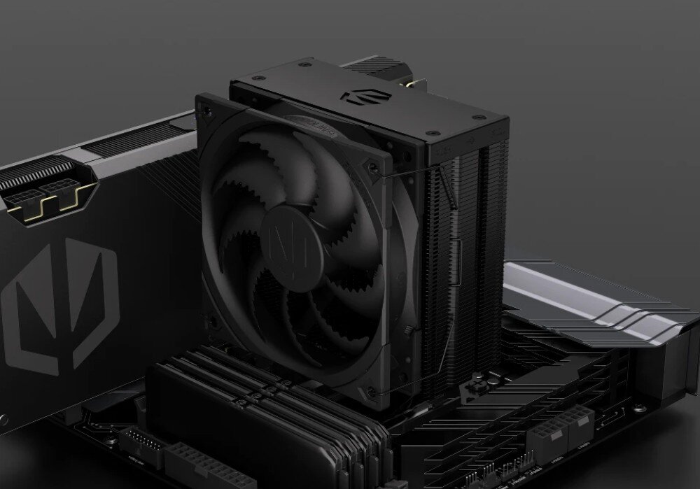 Komputer MAD DOG GeForce RTX5070 DLSS 4 Reflex Edition 2 ENDORFY500AIR-A34DB32 Zbliżenie na wnętrze komputera. Widoczny jest chłodzący wentylator procesora z podświetleniem RGB, chłodzenie procesora, wentylator, podświetlenie, radiator