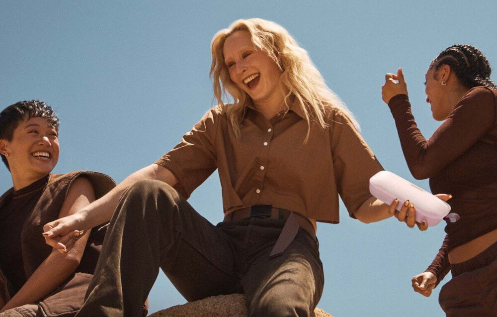 Głośnik mobilny BOSE SoundLink Flex 2 gen Bluetooth 5.3 połączenie wielopunktowe bezprzewodowy głośnik, osoba trzymająca głośnik w ręku