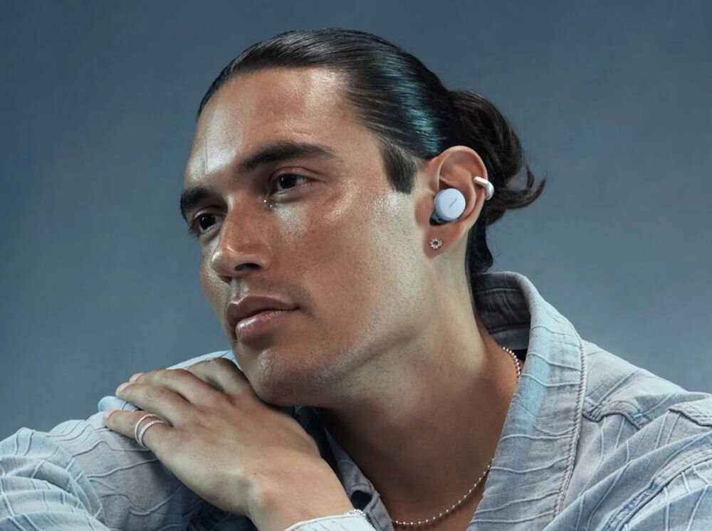 Słuchawki dokanałowe BOSE QuietComfort ANC bezprzewodowe ANC redukcja hałasu muzyka premium, osoba z założonymi słuchawkami dokanałowymi