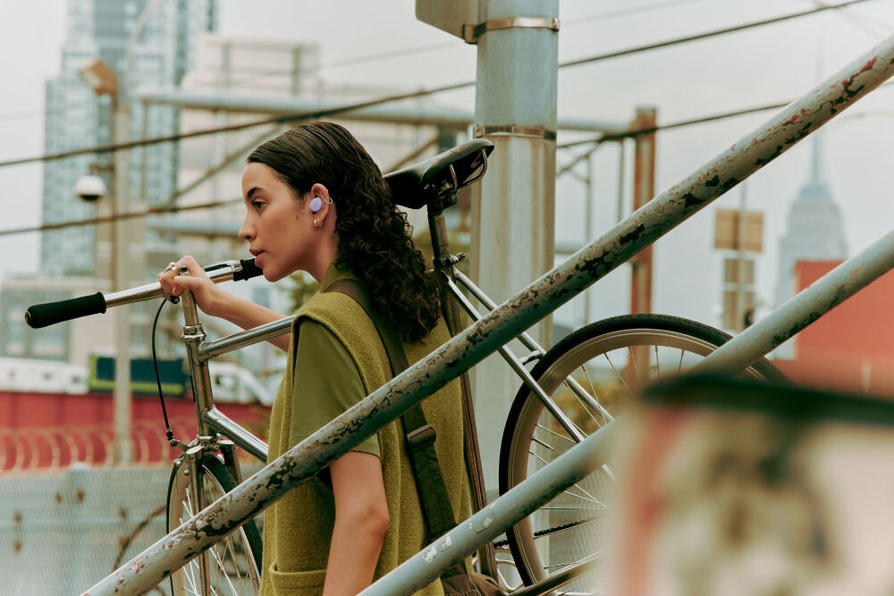 Słuchawki dokanałowe BOSE QuietComfort ANC ergonomiczne dopasowanie wkładki douszne komfort noszenia, osoba z założonymi słuchawkami dokanałowymi