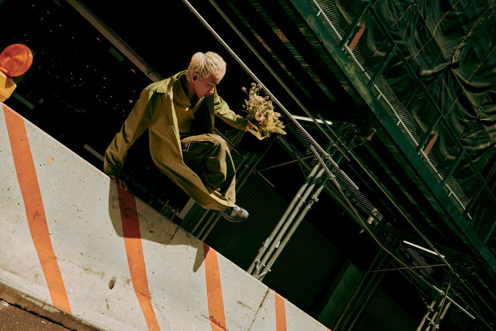 Słuchawki dokanałowe BOSE QuietComfort ANC Bluetooth wielopunktowe łączenie urządzeń stabilne połączenie, osoba z założonymi słuchawkami dokanałowymi