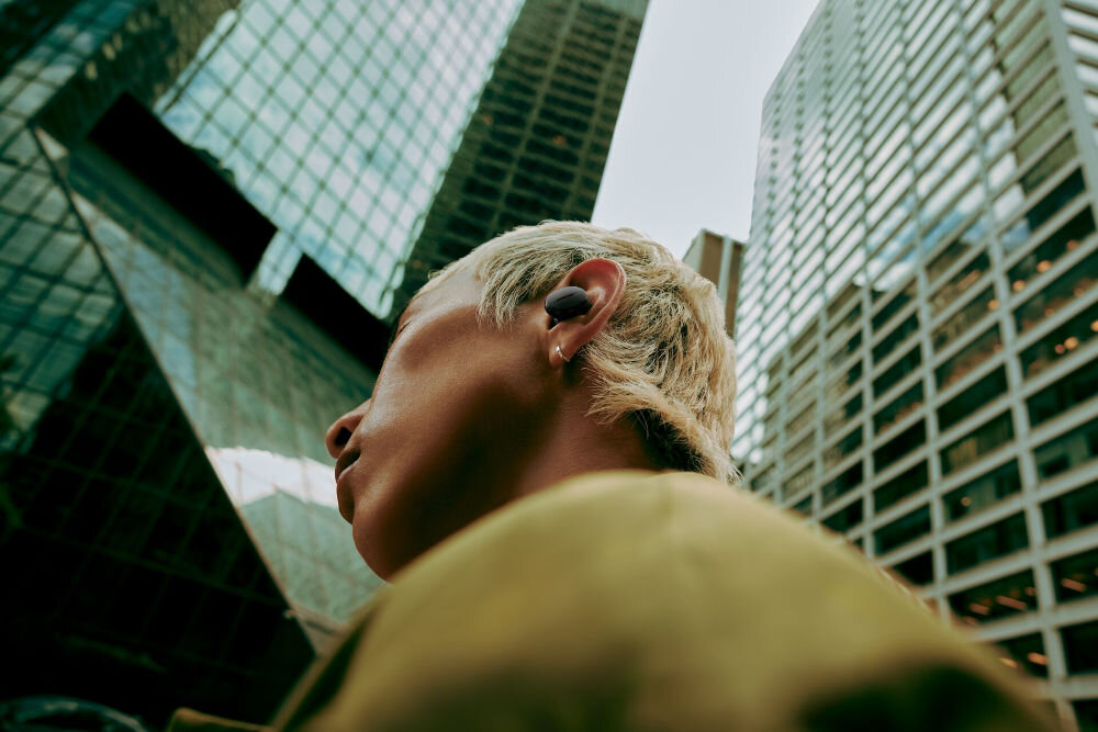 Słuchawki dokanałowe BOSE QuietComfort ANC sterowanie dotykowe konfiguracja przyciski kontrola muzyki, osoba z założonymi słuchawkami dokanałowymi