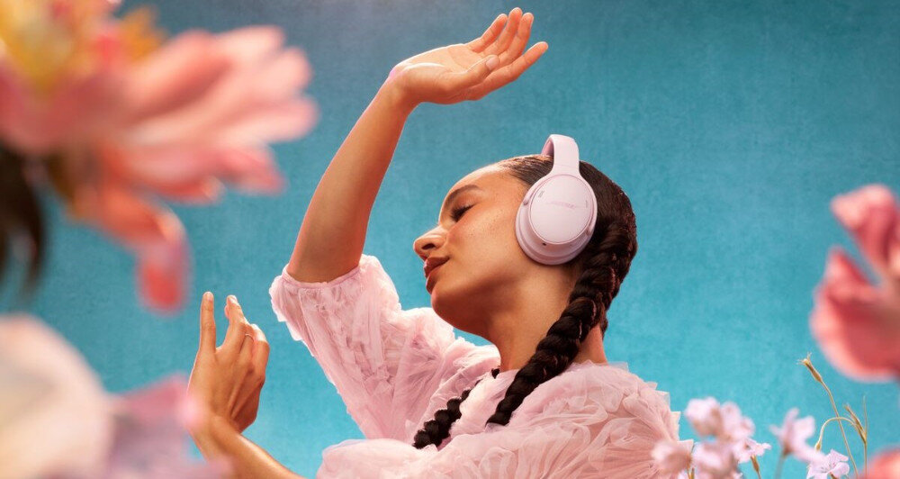 Słuchawki nauszne BOSE QuietComfort ANC tryby Quiet Aware Wind Block, osoba z założonymi słuchawkami nausznymi