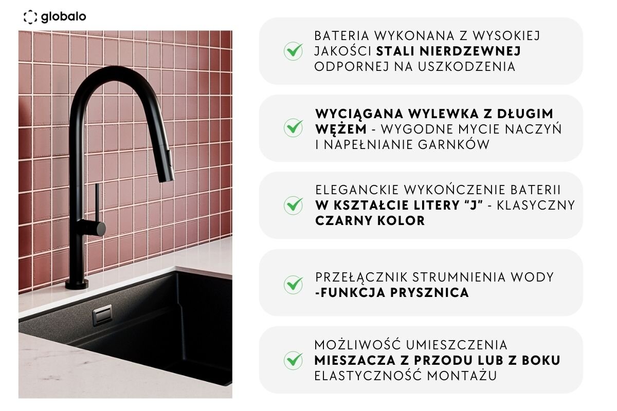 Na obrazie widoczna jest czarna bateria kuchenna z wyciąganą wylewką, zamontowana przy zlewie na tle czerwonych płytek. Obok znajdują się opisy cech produktu, takie jak: stal nierdzewna, wyciągana wylewka, kształt litery \'J\', funkcja prysznica i elastyczność montażu mieszacza.