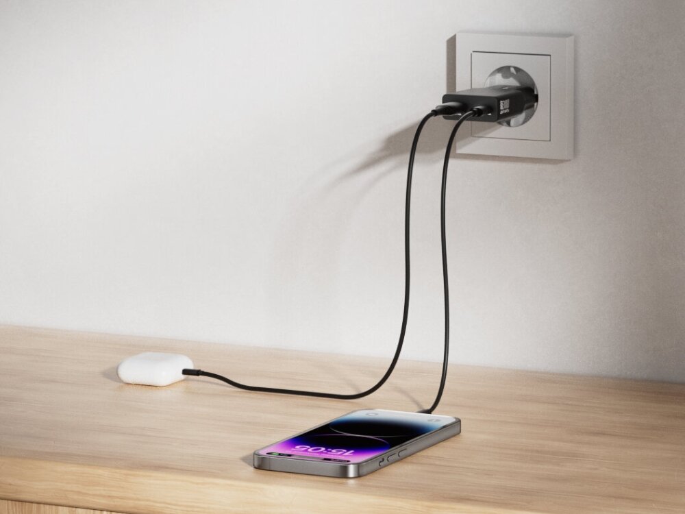 Ładowarka sieciowa 4SMARTS FlatPlug Duos 30W GaN
                ładowarka podłączona do kontaktu