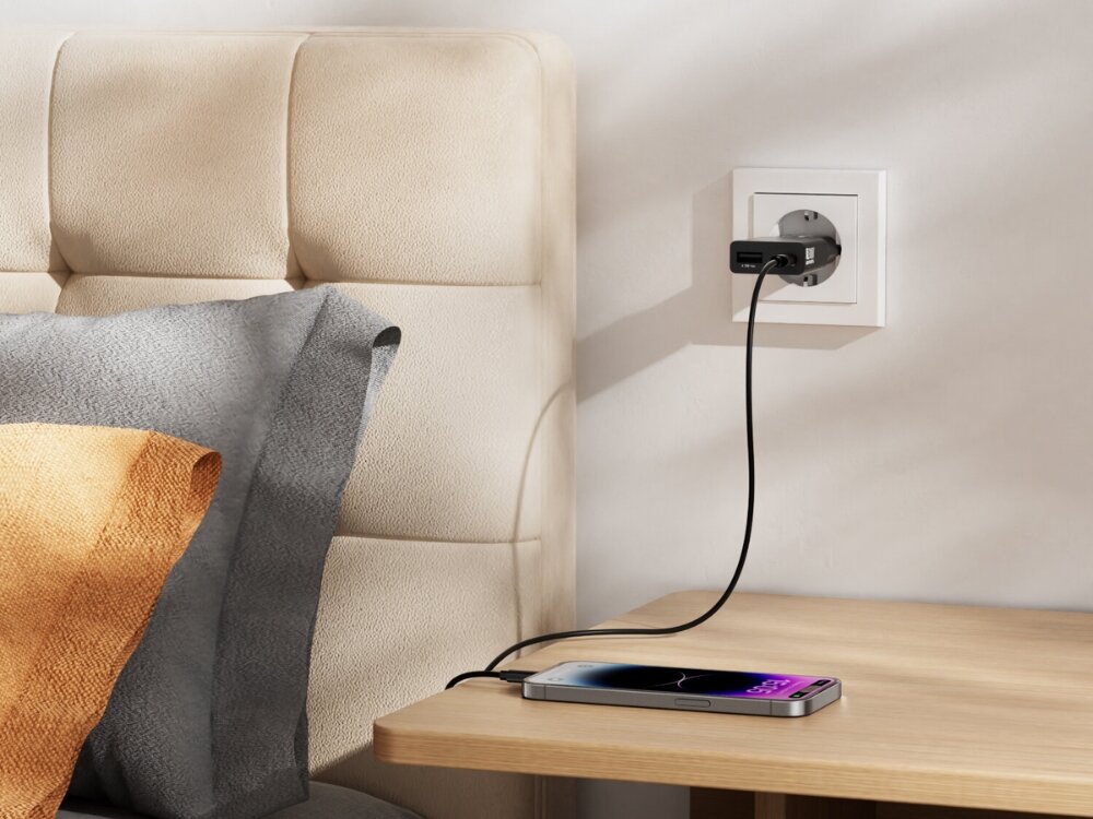 Ładowarka sieciowa 4SMARTS FlatPlug Duos 30W GaN
                ładowarka podłączona do kontaktu usb-c usb-a dwa różne urządzenia ułatwia codziennie korzystanie